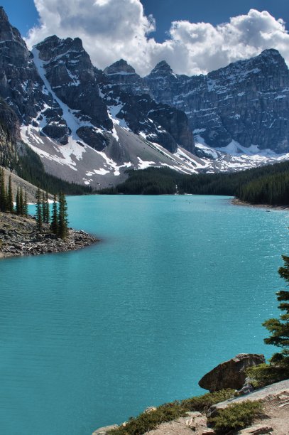 加拿大阿尔伯塔省的冰碛湖图片下载