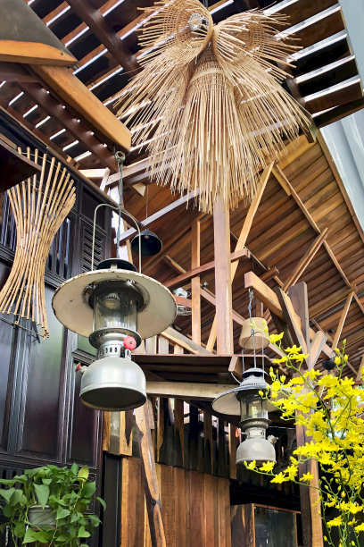 木质室内背景上的煤气灯和柳条灯图片下载