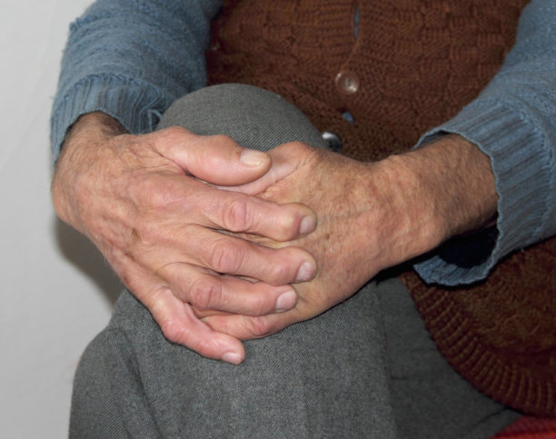 长者的手放在膝盖上图片下载