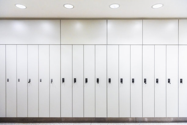 白色储物柜排成一排。金属衣柜。一个储物柜。衣帽间图片下载