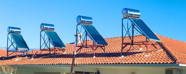 屋顶上的太阳能加热器面板替代能源图片下载