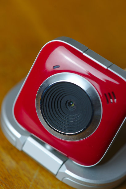 红色和白色摄像头的特写图片下载