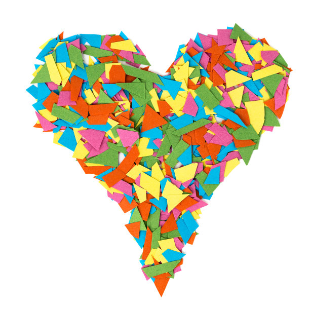 彩色的爱情心形状的纸屑孤立在白色的背景。剪下图片下载