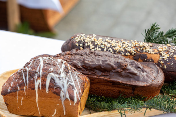 圣诞食物的桌子上装饰着圣诞树图片下载