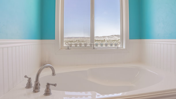 全景浴室配有浴缸和蓝色墙壁图片下载