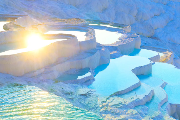 温泉位于白色石灰石梯田，自然浴场Pamukkale，德尼兹利省，土耳其图片下载