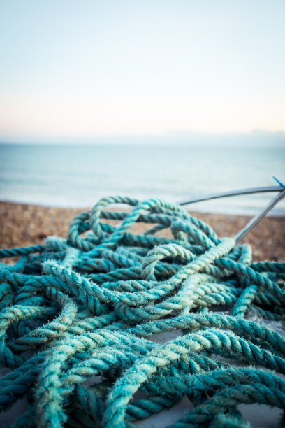 海滩上的渔船绳索图片下载