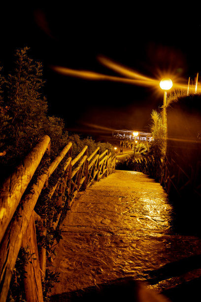 晚上走楼梯去海滩图片下载