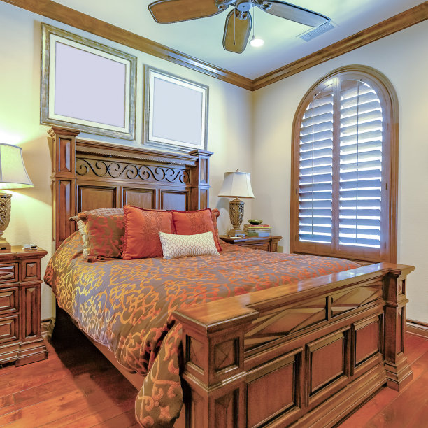 方形枫树木材在加利福尼亚州的豪华住宅图片下载