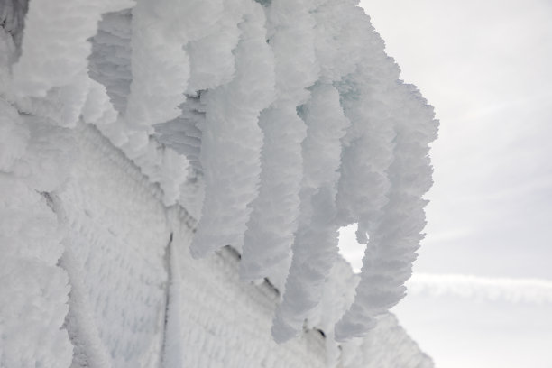 屋檐上的冰柱图片下载