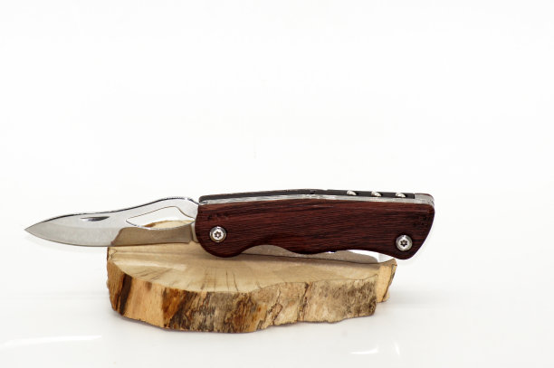 折叠刀在白色背景上打开图片下载