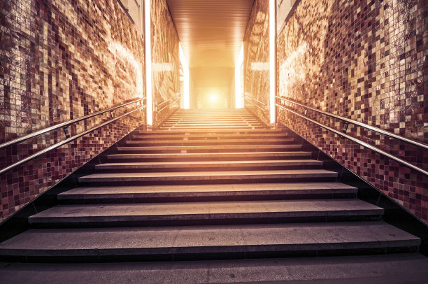 上楼到走廊去看灯图片下载