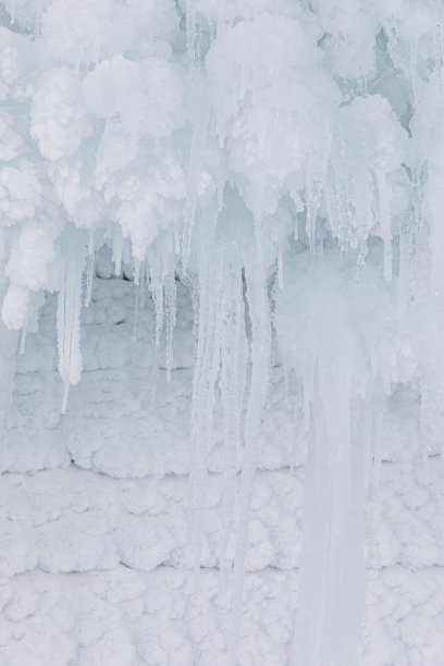 屋檐上的冰柱图片下载