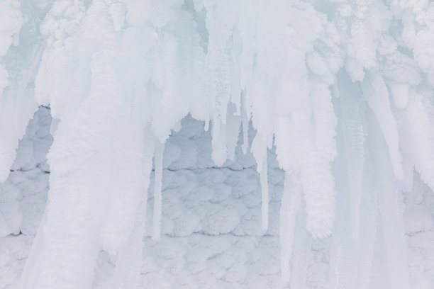 屋檐上的冰柱图片下载