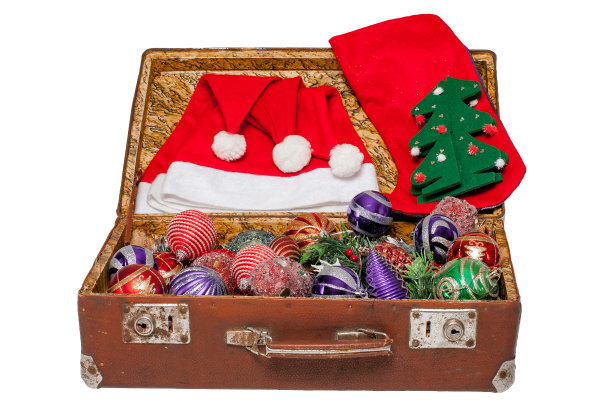 用彩球装饰圣诞树的手提箱。准备新年孤立在白色背景素材图片