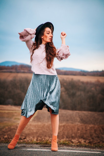 美丽的黑发女人户外，时尚的风格图片下载