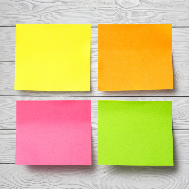 彩色贴纸贴在浅灰色的木头上图片下载