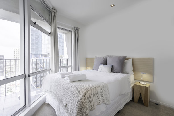 带有大窗户的现代卧室。图片下载