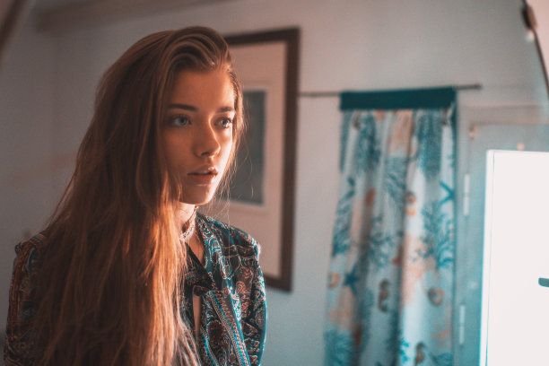 小女孩站在镜子前，看着自己的倒影图片下载