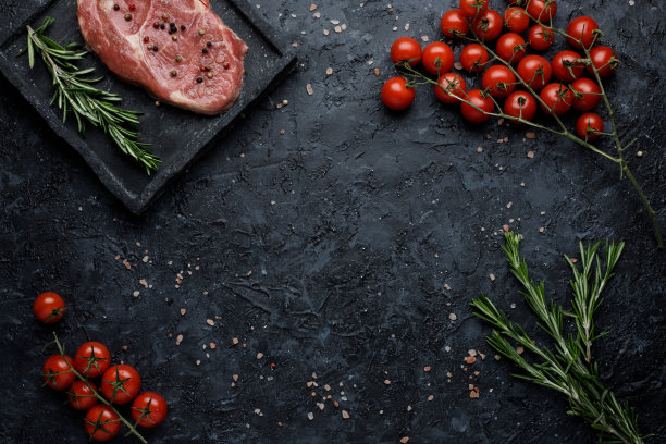 生牛眼牛排配番茄和迷迭香。图片下载