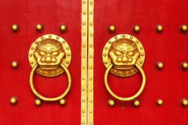 木制的红色门和黄铜门环图片下载