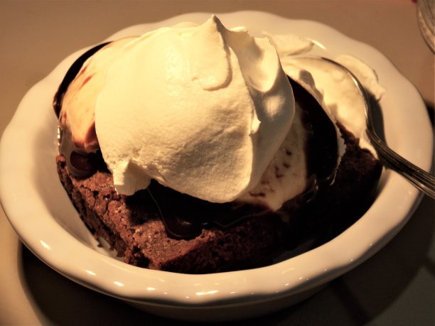 版权免费照片-颓废的甜点照片背景-热软糖冰淇淋顶部的布朗尼圣代-餐厅晚餐后的特别甜点-完美的巧克力布朗尼圣代-令人难以置信的食物照片-美味的圣代-完美的甜点图片下载