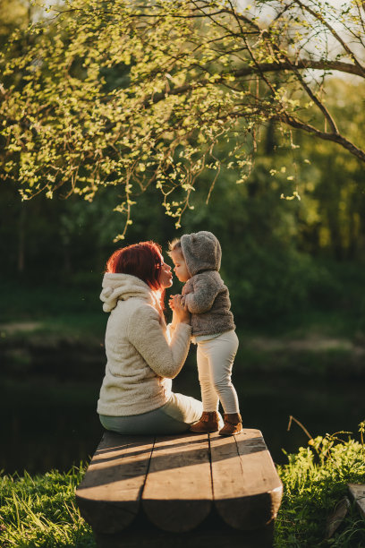 戴着熊耳朵帽子的母子拥抱在一起图片下载