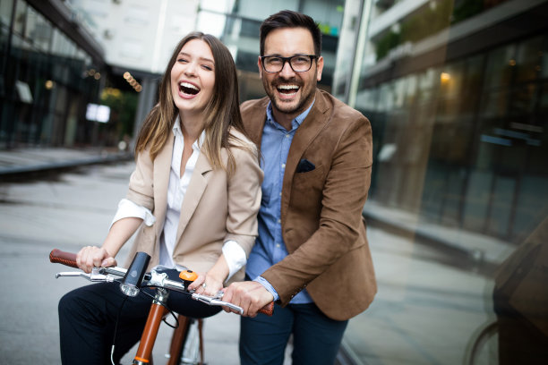 办公室女人与商业男人夫妇享受休息，同时聊天，在室外调情图片下载