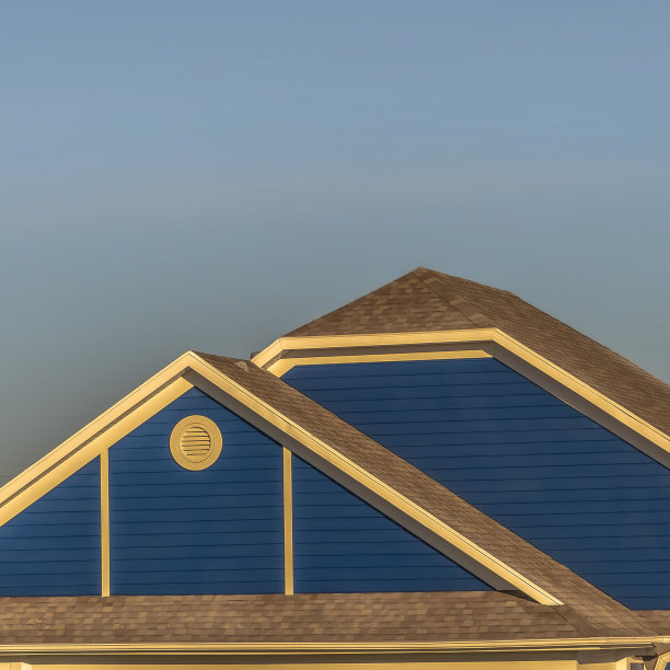 蓝色山墙和圆形山墙窗的住宅屋顶结构的接近图片下载