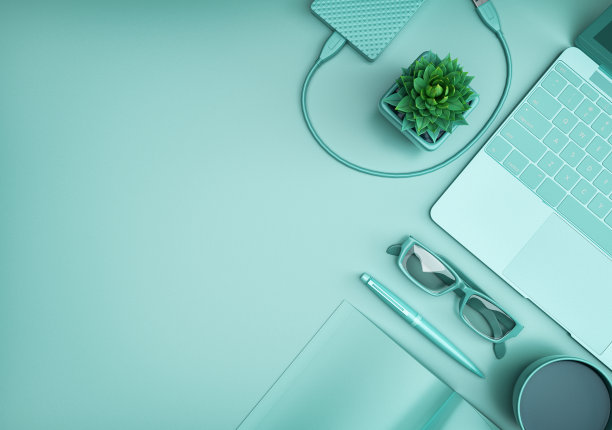 顶视图办公桌与电脑。图片下载