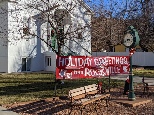 历史悠久的社区中心，以犹他州锡安国家公园梅萨的红色岩石为背景图片下载