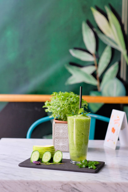 一杯新鲜有机苹果汁。图片下载