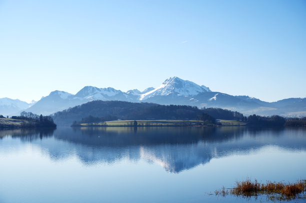 瑞士的格鲁耶尔湖图片下载