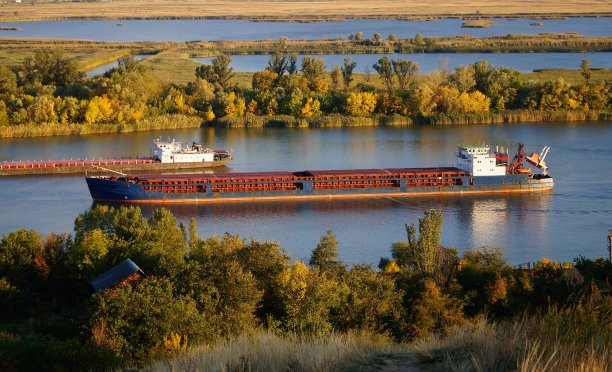 船漂浮在河上。自然景观。图片下载