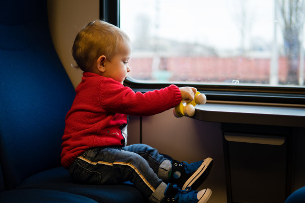 一个孩子从公共汽车的窗户往外看图片下载