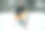 一个年轻人和日本秋田犬在一个下雪的冬天图片下载