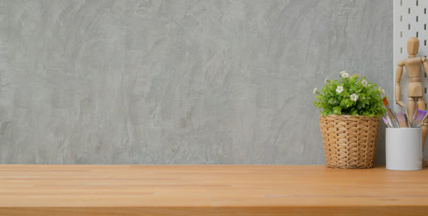 近距离观察现代艺术家的家庭办公室与绘画笔刷和木制的人的形象在木书桌上阁楼灰色墙壁图片下载