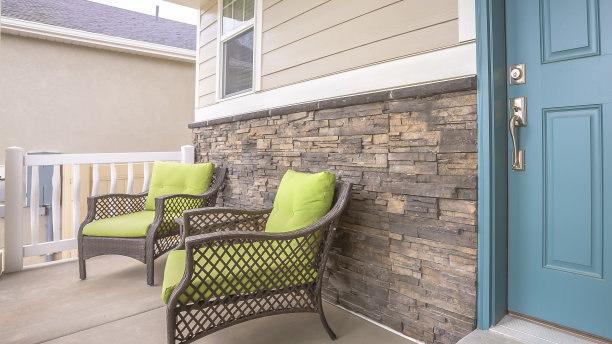 Pano玄关扶手椅靠砖墙的一个家与蓝色前门图片下载