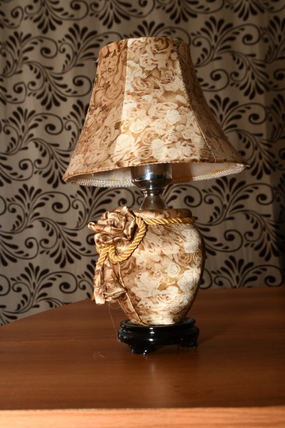 桌子上的复古灯图片下载