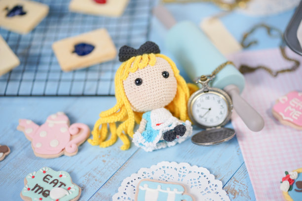 以仙境的概念制作饼干。漂亮的自制饼干和钩针娃娃俯视图。白色木制背景。图片下载