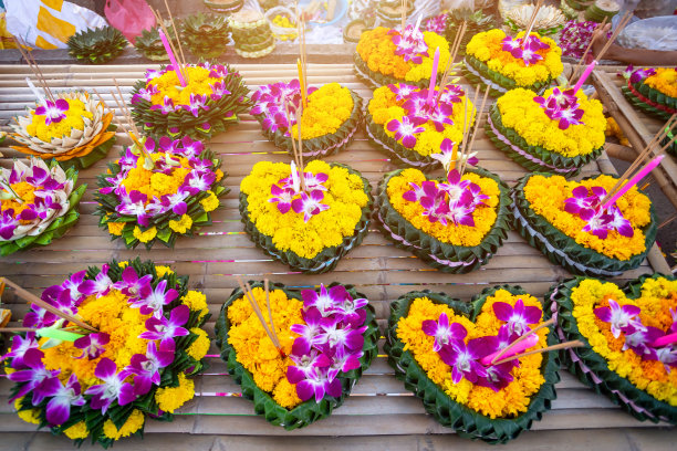 Kratong的浮篮由香蕉叶制成，为Kratong节或泰国新年和河神崇拜仪式，12月的满月是泰国著名的节日。图片下载