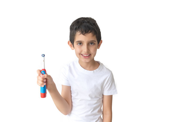 刷牙的男孩在白色的背景孤立。少年。儿童牙刷。图片下载