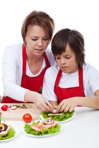 男孩和他妈妈在装饰派对三明治图片下载