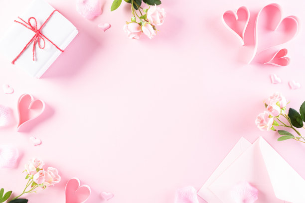 粉色心形礼物盒和玫瑰在浅粉色粉粉纸背景。爱情和情人节的概念。图片下载
