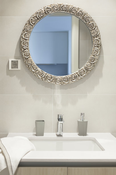 现代现代室内浴室的细节与镜子和洗脸盆图片下载