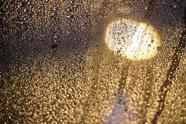 雨点落在路灯前的玻璃上图片下载