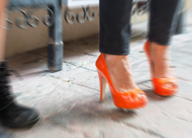 模糊图片的女人正在购物，腿的细节图片下载