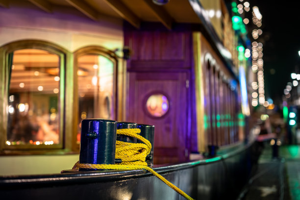 港中一艘船的系柱，用补丁和彩色照明图片下载