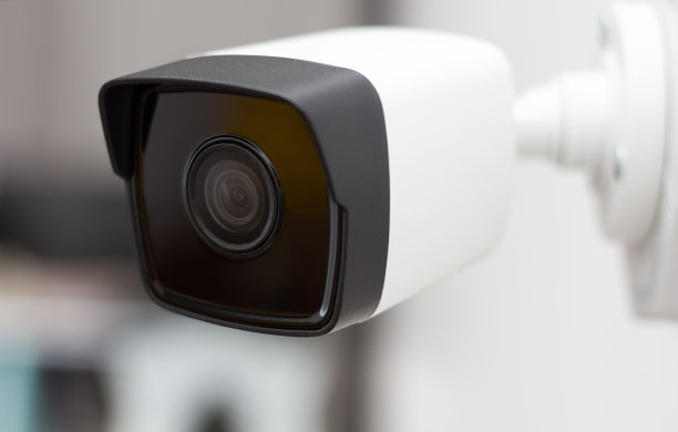 闭路电视摄像头在白色背景下监控录像。图片下载