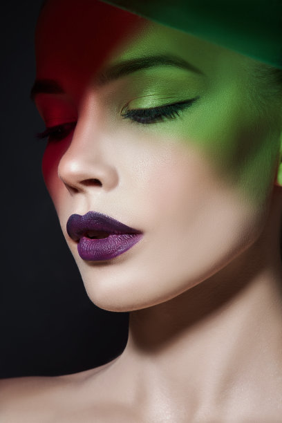 明亮对比美妆肖像的女人在蓝色和红色的阴影色调。完美清洁皮肤和脸部化妆，在丰满的嘴唇上涂深色唇膏图片下载